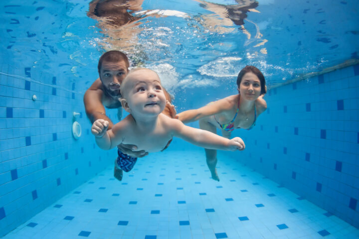 Kurse für Babys & Kinder - von der Wassergewöhnung bis hin zum Schwimmabzeichen.